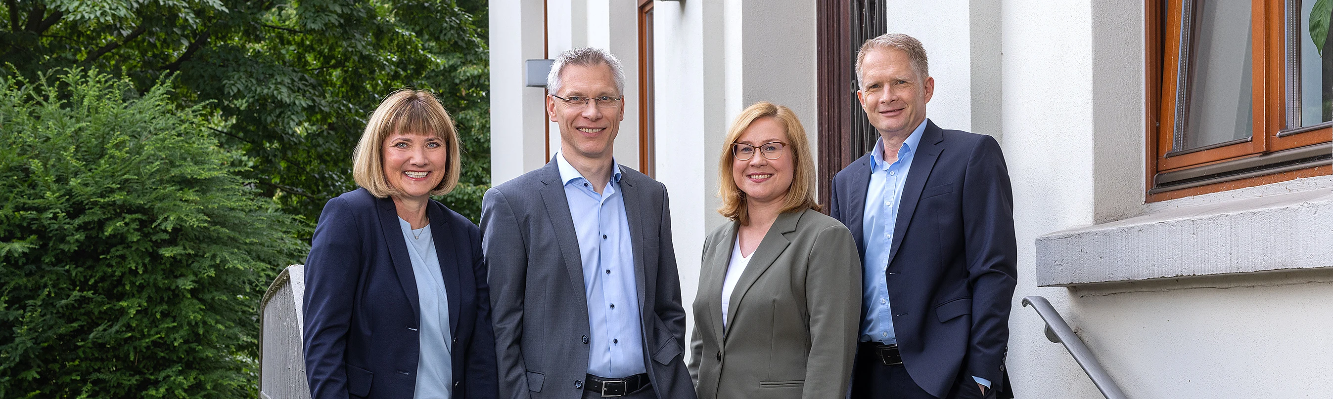 Die vier Partner der Antax Steuerberatungsgesellschaft vor der Kanzlei in Duisburg-Ruhrort