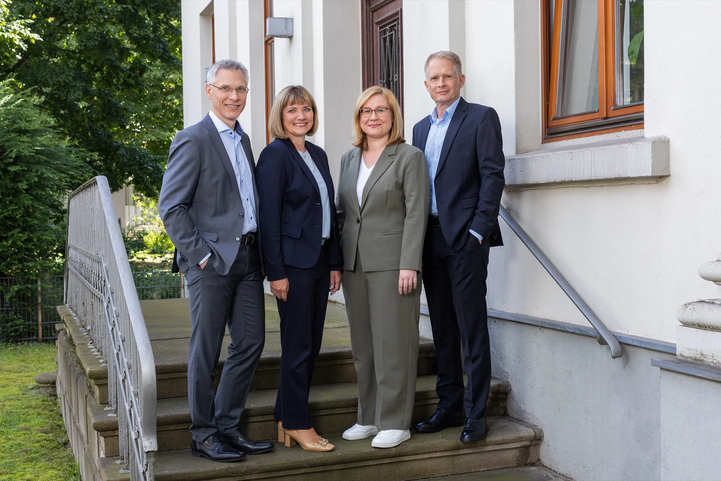 Die Partnerinnen und Partner der Kanzlei Antax vor der Kanzlei in Duisburg-Ruhrort