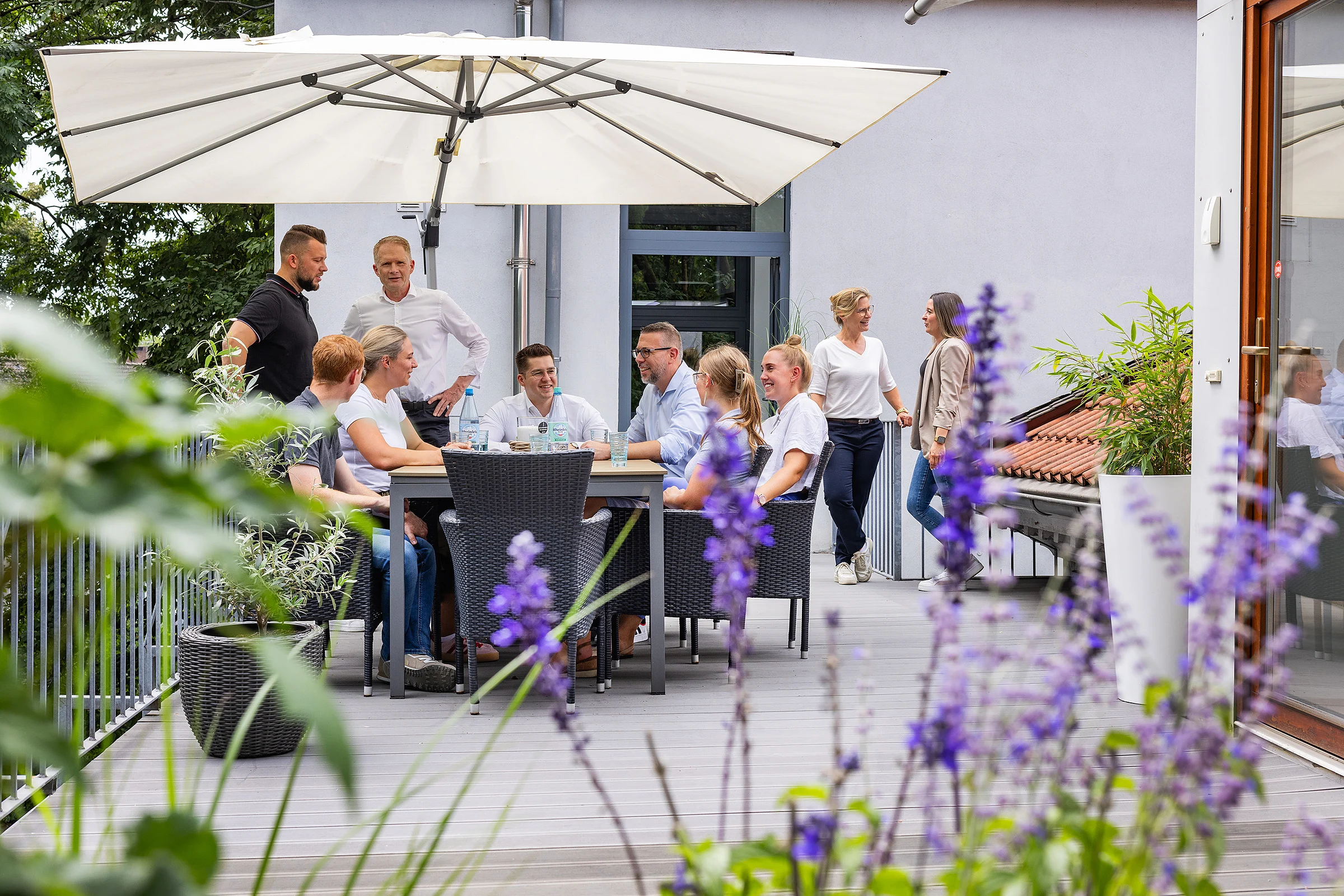 Das Team der Antax auf der Terrasse