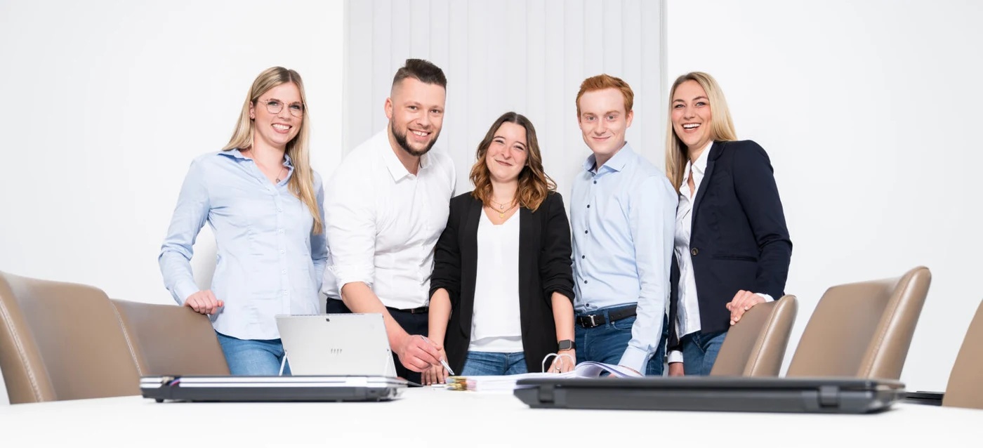 Das Team der Antax am Besprechungstisch in der Kanzlei